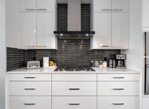 Fridge, microwave, oven, stovetop - Downtown Luxury with Amazing Kitchen & jetted tub! (Calgary)