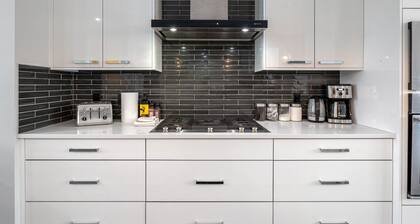 Downtown Luxury with Amazing Kitchen & jetted tub!