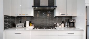 Downtown Luxury with Amazing Kitchen & jetted tub!