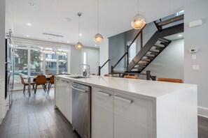 Fridge, microwave, oven, stovetop - Downtown Luxury with Amazing Kitchen & jetted tub! (Calgary)