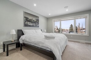 3 bedrooms, iron/ironing board, travel crib, WiFi - Downtown Luxury with Amazing Kitchen & jetted tub! (Calgary)
