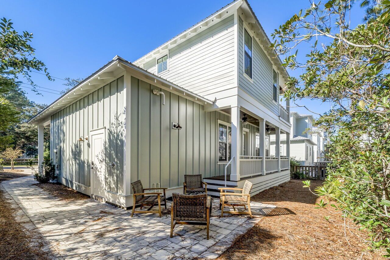 Coastal Charm: 4BR w/ Free Golf Cart, Near Pool & Eastern Lake!