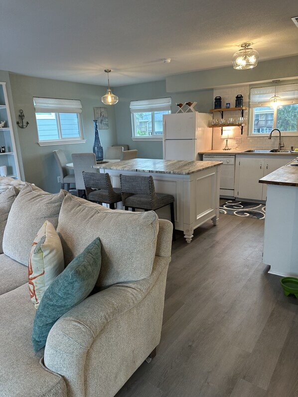 Smart TV, fireplace - Fun Crab Shack ~ 4 bedrm ~ 1 Block from Water (Rockport)