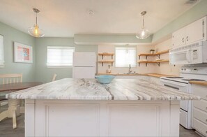 Fridge, microwave, oven, stovetop - Fun Crab Shack ~ 4 bedrm ~ 1 Block from Water (Rockport)