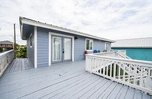 Terrace/patio - Fun Crab Shack ~ 4 bedrm ~ 1 Block from Water (Rockport)