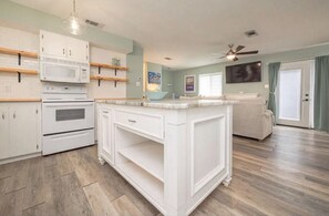 Fridge, microwave, oven, stovetop - Fun Crab Shack ~ 4 bedrm ~ 1 Block from Water (Rockport)