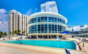 A heated pool - Castle 1205 Large modern corner unit with beach and pool access, gym,  tennis, free parking (Miami Beach)