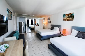 1 bedroom, iron/ironing board, travel cot, WiFi - Castle 1205 Large modern corner unit with beach and pool access, gym,  tennis, free parking (Miami Beach)