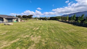 Property grounds - Walk to the lake at Peninsula Bay Wanaka (Wanaka)