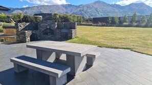 Outdoor dining - Walk to the lake at Peninsula Bay Wanaka (Wanaka)