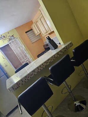 Private kitchen - 5 mins from the best jerk chicken spot .. 10 mins from hellshire Beach ⛱️ (Portmore)
