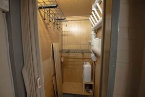 Douche, sèche-cheveux, serviettes fournies, savon