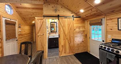 Cozy cabin in Hocking Hills, Wifi, close to all attractions of Oldman cave .