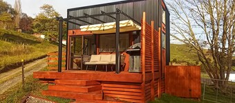 Tiny House In the Hills - 6 min from Town - Wi-Fi - Rural