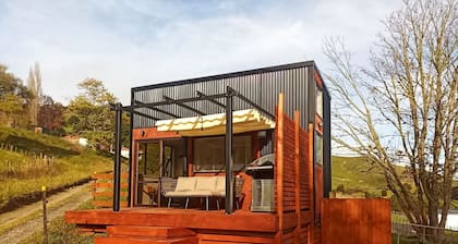 Tiny House In the Hills - 6 min from Town - Wi-Fi - Rural
