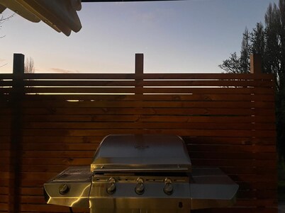 Tiny House In the Hills - 6 min from Town - Wi-Fi - Rural