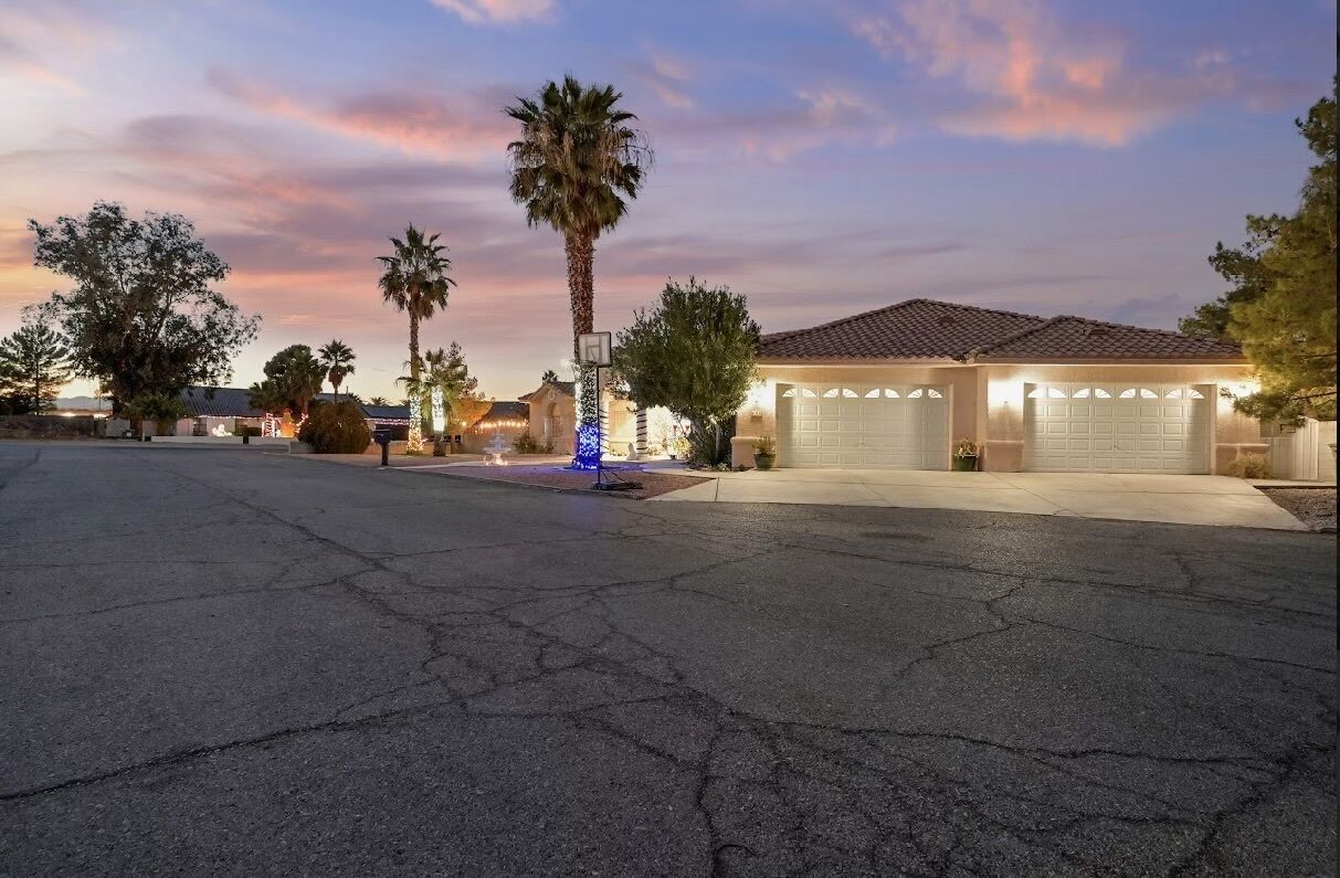 J&J Luxury Home 10 min away from the strip. NOW enjoy 30%off our nightly rate.