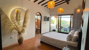 Junior Suite | 1 bedroom, iron/ironing board, free WiFi