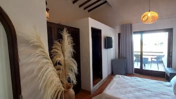Junior Suite | 1 bedroom, iron/ironing board, free WiFi