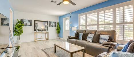 Una Smart TV, una chimenea, videojuegos