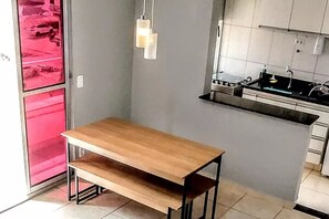 Kühlschrank, Ofen, Herdplatte, Mixer