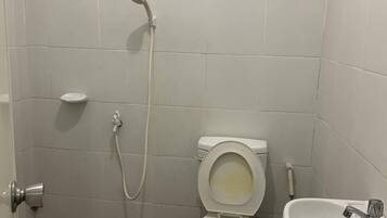 Haartrockner, Handtücher, Seife, Toilettenpapier