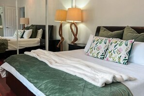 4 bedrooms, iron/ironing board, WiFi, bed sheets - Beach house on the waterfront of Soldiers Point! (Soldiers Point)