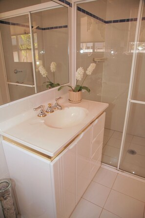 Dusche, Haartrockner, Handtücher, Seife