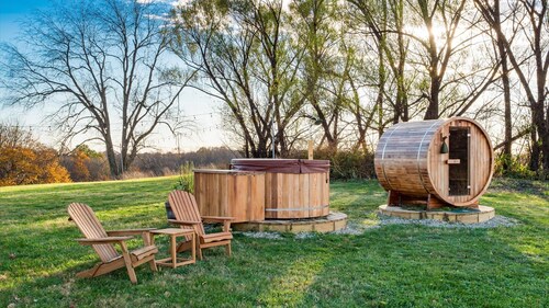 Hocking Hills Retreat with Sauna, Hot Tub, Movie Theater, Fire Pit 