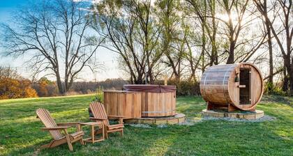 Hocking Hills Retreat with Sauna, Hot Tub, Movie Theater, Fire Pit