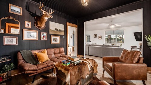 Hocking Hills Retreat with Sauna, Hot Tub, Movie Theater, Fire Pit 