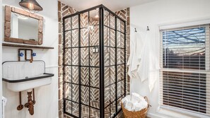 Shower, hair dryer, towels, soap - Hocking Hills Retreat with Sauna, Hot Tub, Movie Theater, Fire Pit  (McArthur)