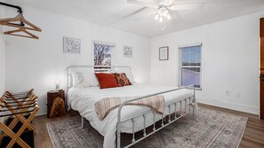 6 bedrooms, iron/ironing board, WiFi, bed sheets