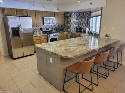 4 miles to Strip / Big house with pool