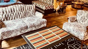 ห้องลักซ์ชัวรี่สวีท | เครื่องนอนระดับพรีเมียม, ผ้านวมขนเป็ด, ผ้าม่านกันแสง, เตารีด/โต๊ะรีดผ้า