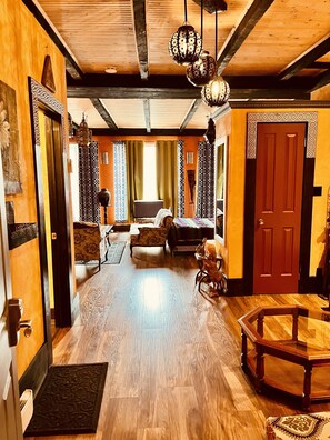 Luxury Suite | Premium bedding, down comforters, blackout drapes, iron/ironing board - Gîte du monde  (Québec City)