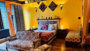 ห้องลักซ์ชัวรี่สวีท | เครื่องนอนระดับพรีเมียม, ผ้านวมขนเป็ด, ผ้าม่านกันแสง, เตารีด/โต๊ะรีดผ้า