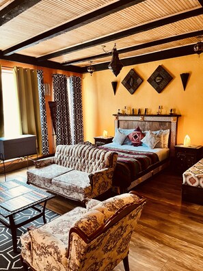 Luxury Suite | Premium bedding, down comforters, blackout drapes, iron/ironing board - Gîte du monde  (Québec City)