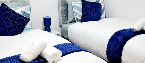 2 bedrooms, iron/ironing board, WiFi, bed sheets - Gillingham Home - Sleeps 4 - Comfort & Convenience (Gillingham)