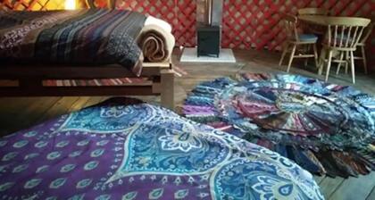 Champsac - Yurt - Sleeps 4 - Parking - Garden