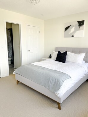 2 bedrooms, desk, WiFi, bed sheets