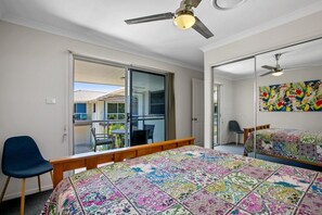 3 bedrooms, iron/ironing board, free WiFi -  Exceptional modern three bedroom townhouse with water on both sides.  (Tin Can Bay)