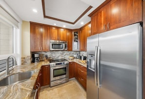 Refrigerador, microondas, horno, placa de cocina