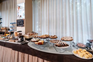 Free daily buffet breakfast  - Hotel Mia (Rimini)