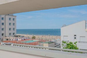 A view of a rooftop pool area with a clear view of the beach and ocean. - Hotel Mia (Rimini)