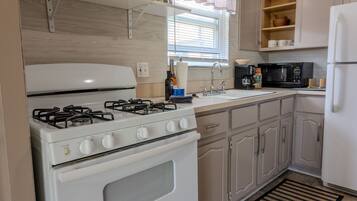 Jääkaappi, mikroaaltouuni, uuni, liesi