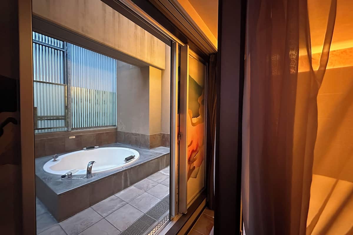 deluxe room | bathroom | free toiletries, hair dryer, slippers, towels