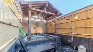 A spa area with a hot tub, a wooden pergola, bamboo walls, and a tiled floor. - HOTEL felice Osaka Itami airport (Toyonaka)