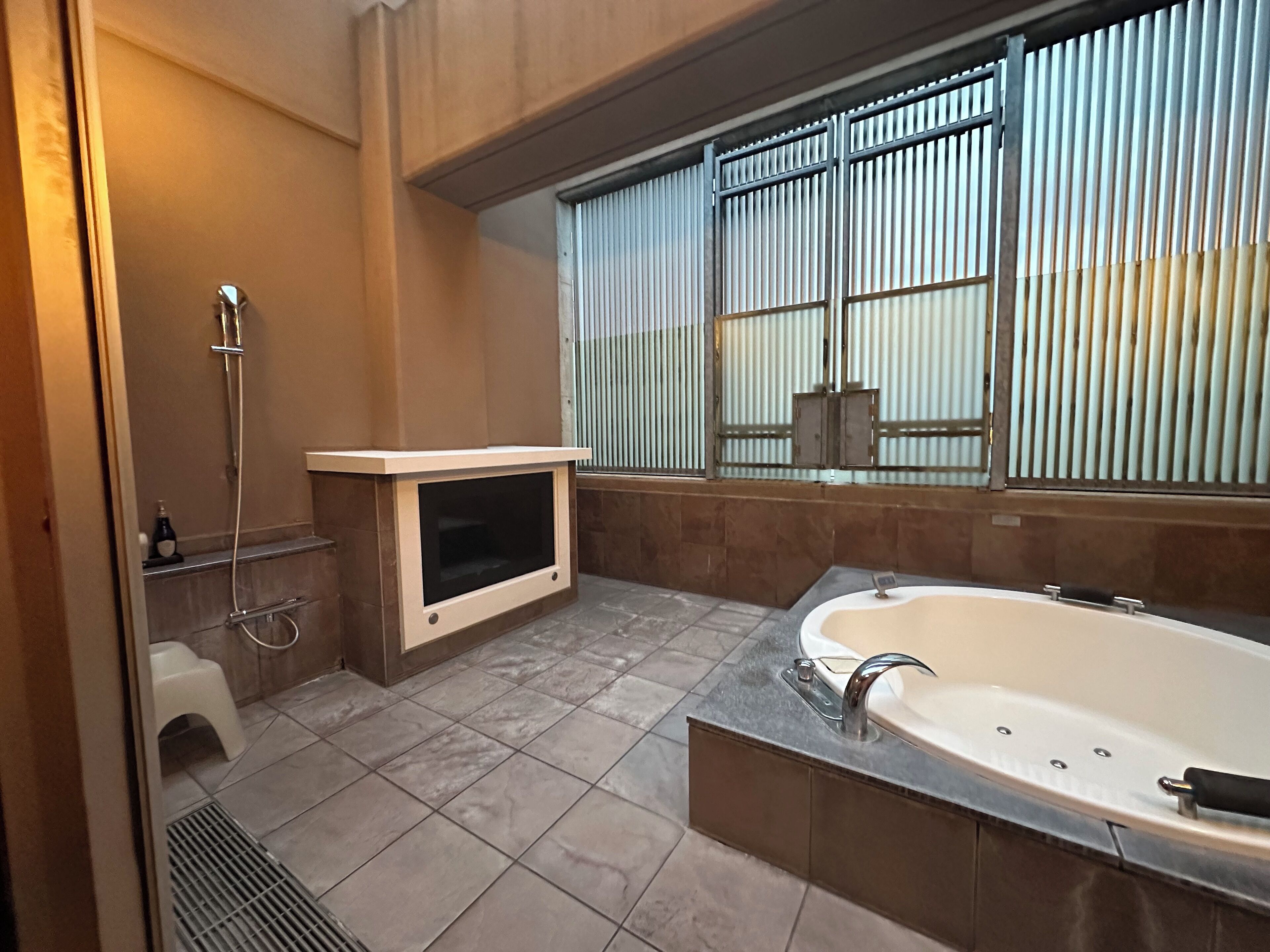 deluxe room | bathroom | free toiletries, hair dryer, slippers, towels