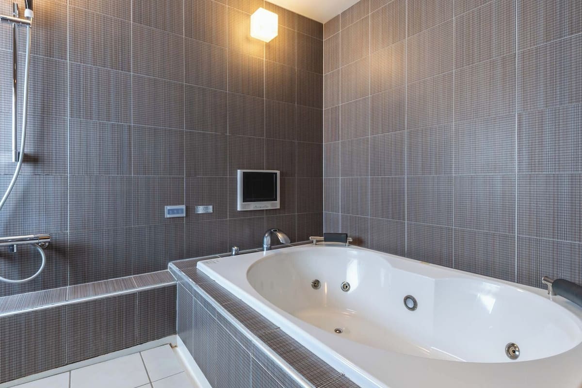 royal double room | bathroom | free toiletries, hair dryer, slippers, towels